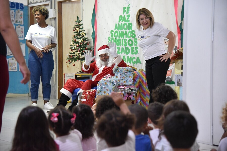 papai-noel-entrega-doacoes-da-acao-arvore-solidaria-a-cerca-de-200-criancas