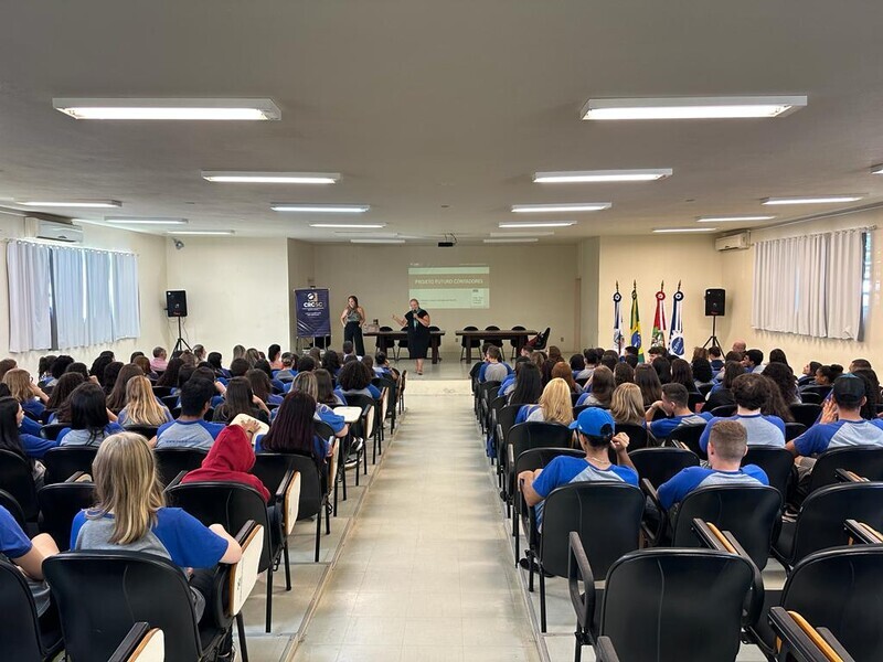 presidente-do-crcsc-e-a-primeira-palestrante-do-projeto-futuros-contadores-do-sindicont-joinville-e-regiao