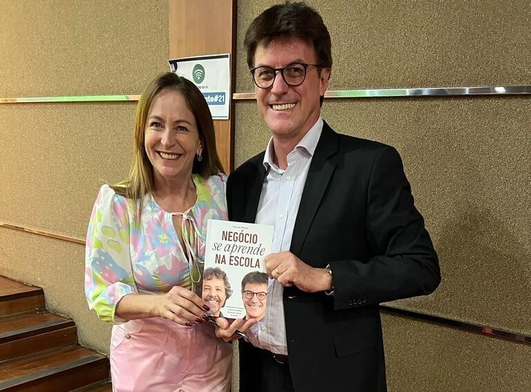 presidente-do-crcsc-recebe-em-maos-o-livro-negocio-se-aprende-na-escola